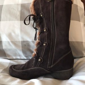 A pare of winter boots with a heel on them